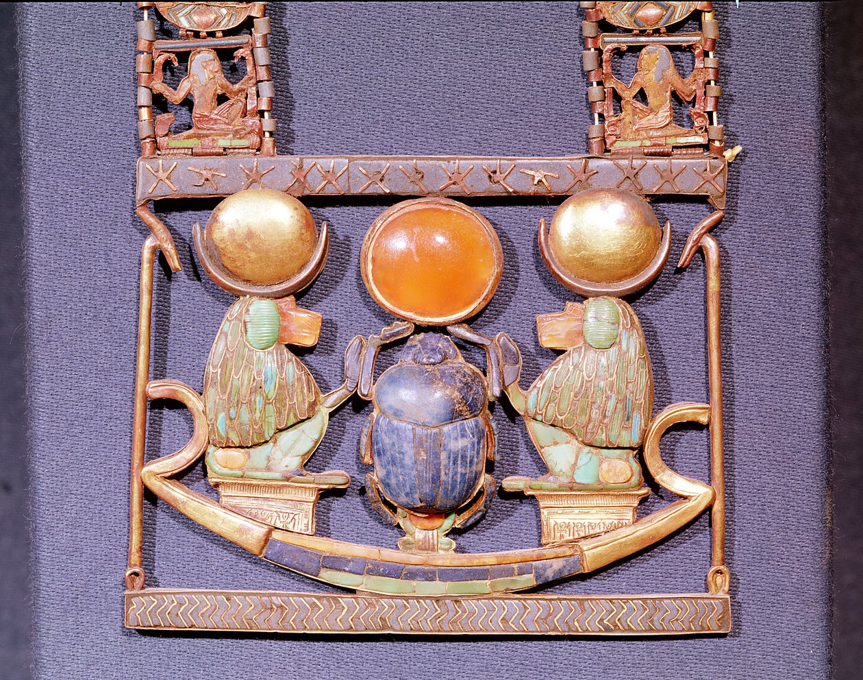 Halsketting van de Rijzende Zon, uit het graf van Toetanchamon (c.1370-52 v.Chr.) Nieuwe Koninkrijk (goud ingelegd met halfedelstenen) (detail) door Egyptian 18th Dynasty