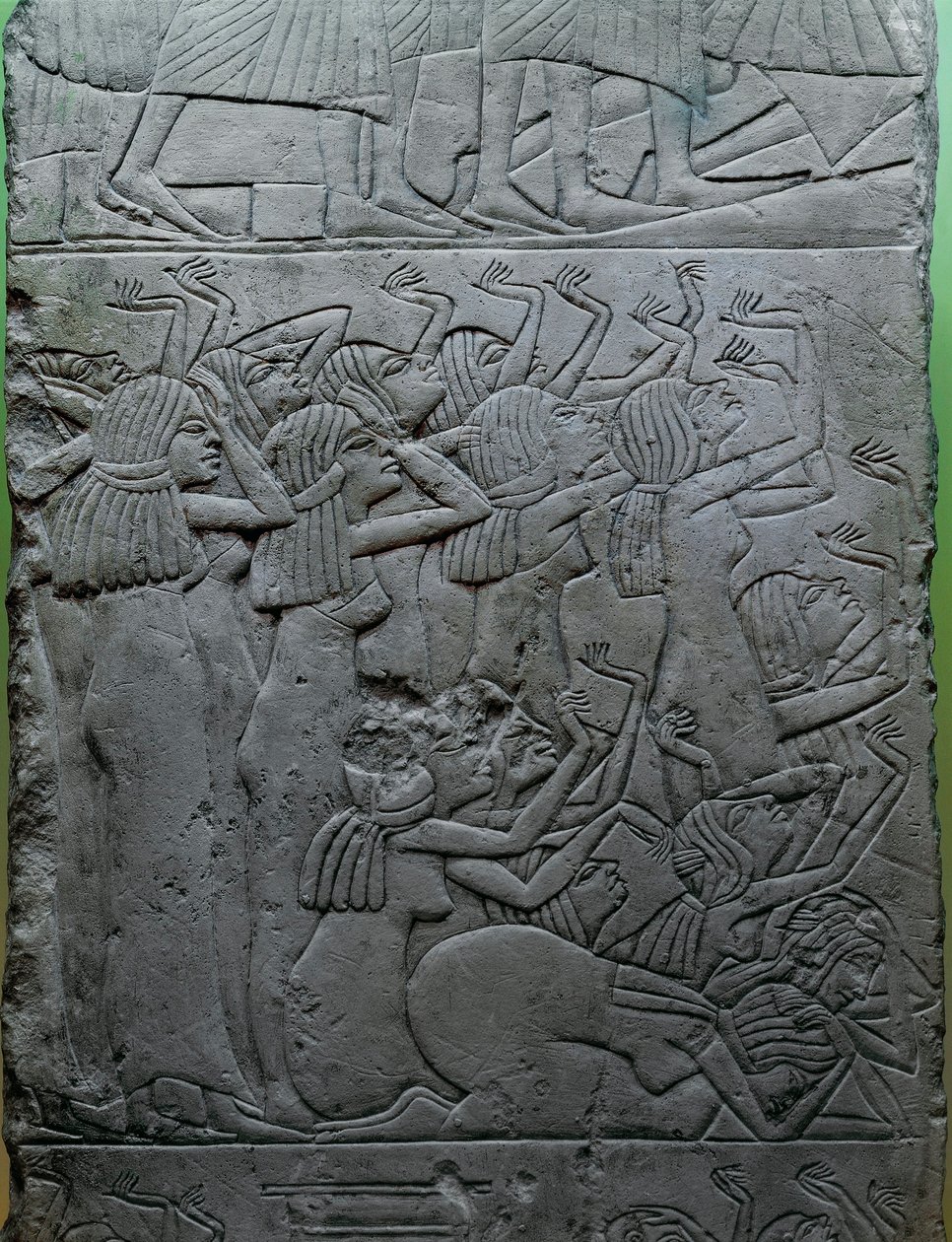 Beschilderd kalkstenen reliëf dat rouwklacht over farao uitbeeldt, uit het graf van koning Horemheb door Egyptian 18th Dynasty