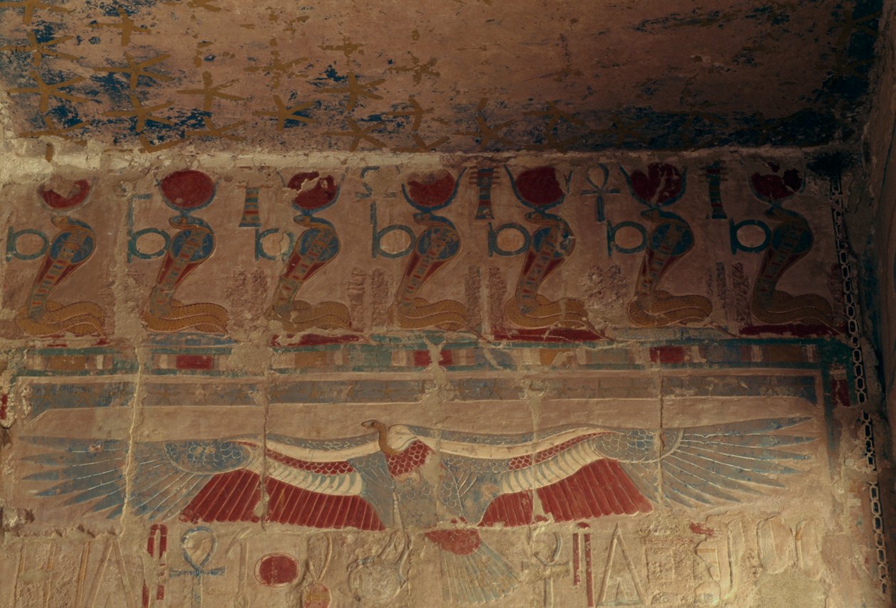 Beschilderde muur met zonneschijf, uraeus en gier van Opper-Egypte, Dodentempel van Hatsjepsoet, Deir el-Bahari, Thebaanse Necropolis (UNESCO Werelderfgoedlijst) door Egyptian 18th Dynasty