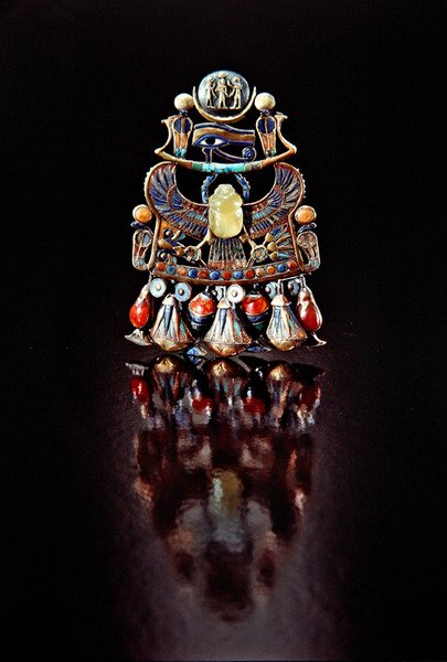 Borstplaat met een vogel-scarabee, uit het graf van Toetanchamon, Nieuwe Koninkrijk door Egyptian 18th Dynasty