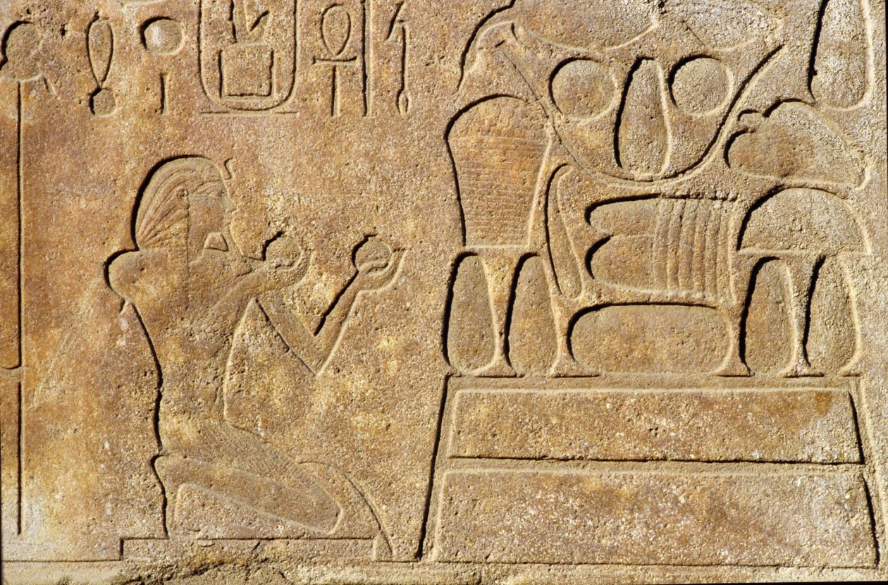 Koningin Hatsjepsoet (c.1503-1482 v.Chr.) knielend voor een tafel met offers, Tempel van Amon, Nieuwe Koninkrijk door Egyptian 18th Dynasty