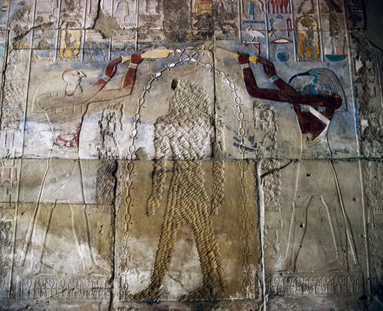 Koningin Hatsjepsoet tussen de god Horus en de god Thoth, geschilderd reliëf, hal van de Rode Kapel van Hatsjepsoet, Karnak tempelcomplex (Unesco Werelderfgoedlijst) door Egyptian 18th Dynasty