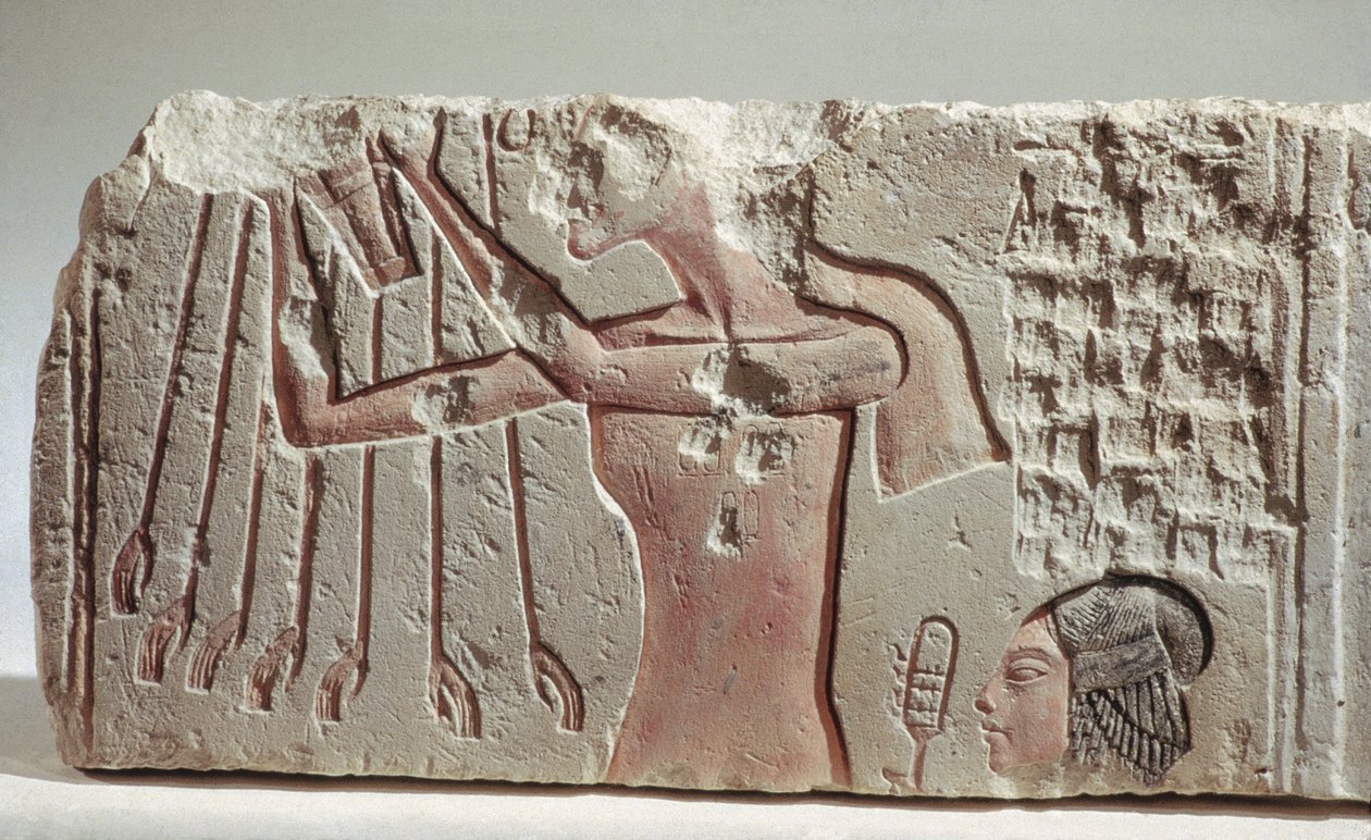 Reliëf dat Akenhaten en zijn dochter toont die offers brengen aan de Aten, Nieuwe Koninkrijk, ca. 1352-1336 v.Chr. door Egyptian 18th Dynasty