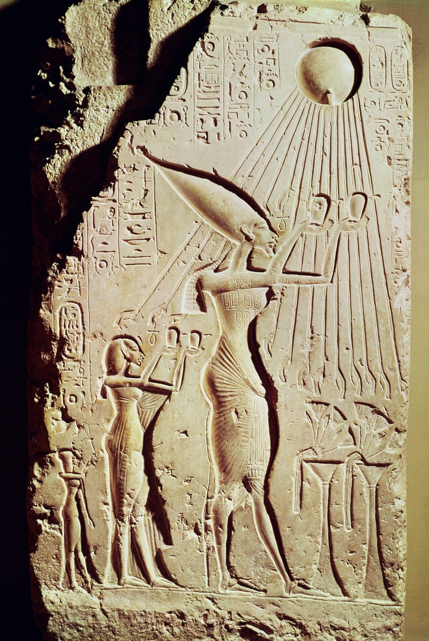 Reliëf met Amenophis IV (Akhenaten) (c.1364-47 v.Chr.), Nefertiti en hun dochter, Meritaton, die een offer brengen aan Aten, uit het Koninklijk Paleis in Tell El-Amarna door Egyptian 18th Dynasty