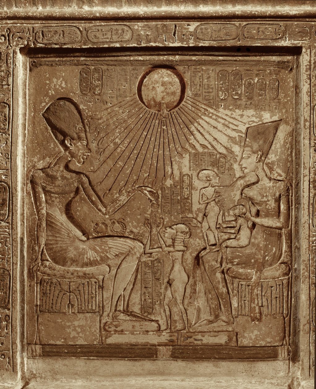 Het leven van een koninklijke familie: Farao Amenophis IVAkhnaton, koningin Nefertiti en 3 dochters spuiten naar de zon (reliëf) door Egyptian 18th Dynasty