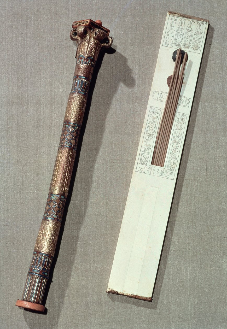 Schrijverspalet en een doos voor schrijfrieten, uit het graf van Toetanchamon door Egyptian 18th Dynasty