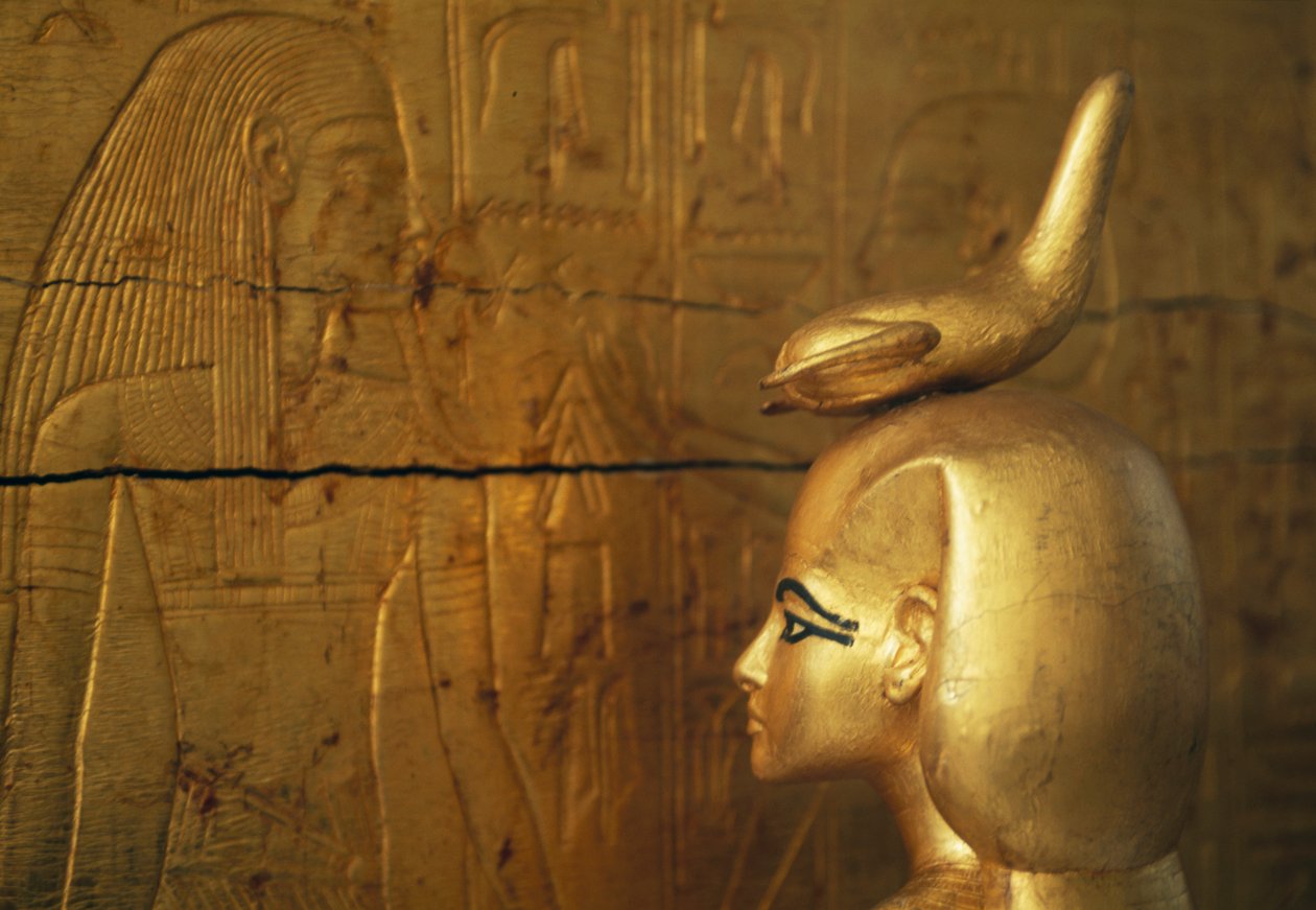 Standbeeld van Selkis of Serket die de kist van canopische potten beschermt, Schatkamer van Toetanchamon door Egyptian 18th Dynasty