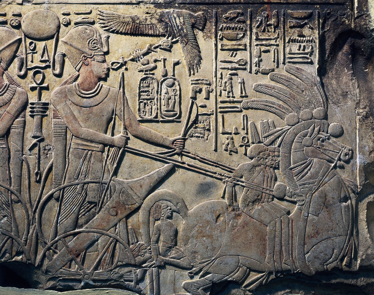 Stele van Amenhotep III die de farao toont die een wagen bestuurt, 1391-1353 v.Chr., beeldhouwwerk in steen, Caïro, Egyptisch Museum, Caïro. Afkomstig uit Qina, Dayr al-Bahri, Thebe. door Egyptian 18th Dynasty