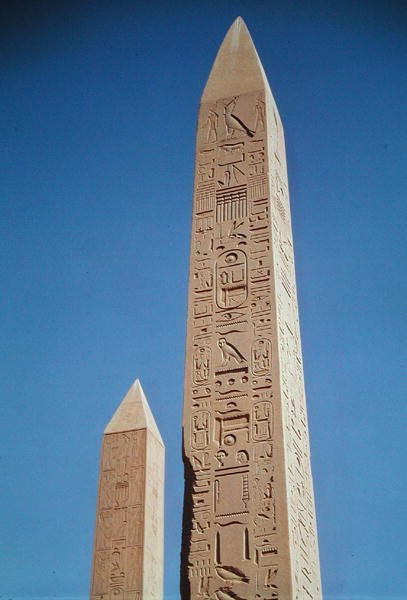 De obelisken van Thoetmosis I (1504-1492 v.Chr.) en Hatsjepsoet (1473-1458 v.Chr.) bij de Grote Tempel van Amon, Nieuwe Koninkrijk door Egyptian 18th Dynasty