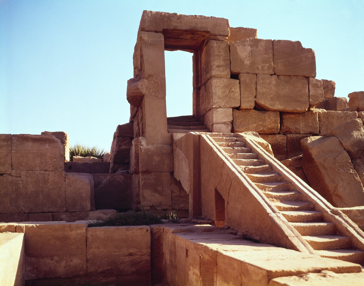 De trap naar de feestzaal van Thoetmosis III in de Grote Tempel van Amon, Nieuwe Koninkrijk door Egyptian 18th Dynasty
