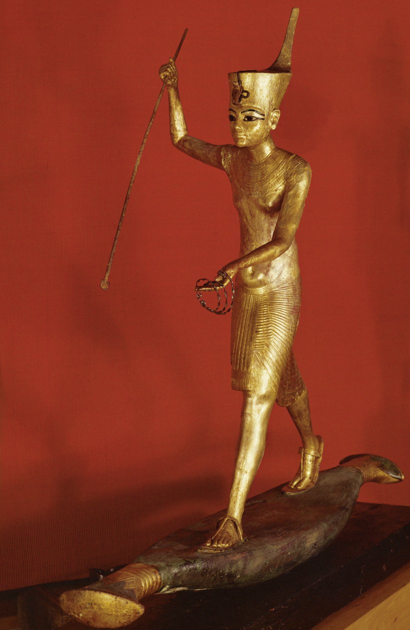 Tutenkhamun staand op een platte boot en een harpoen werpend (verguld hout) door Egyptian 18th Dynasty