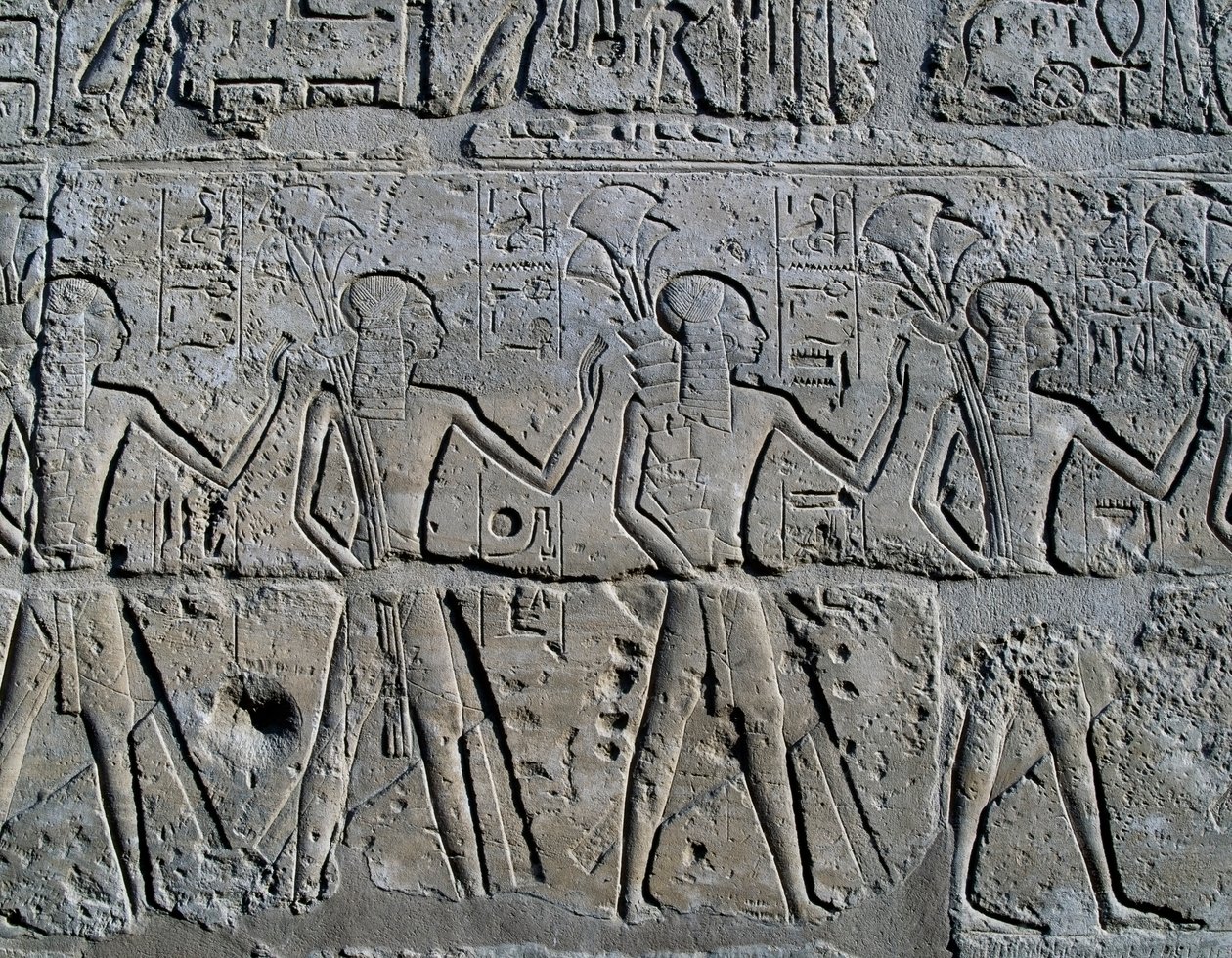 Personages die mijnbouwdistricten symboliseren brengen hun eerbetoon aan god, reliëf, Ramesses II Binnenplaats, Tempel van Amon (Unesco Werelderfgoedlijst) door Egyptian 19th Dynasty