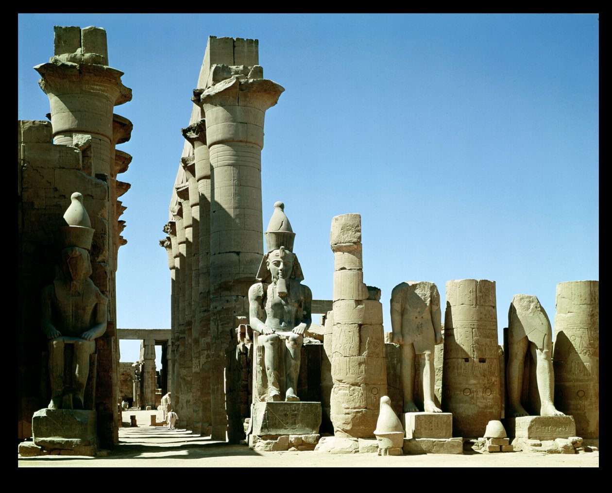 Kolossen van Ramses II (c.1279-1213 v.Chr.) en de Pylon van Amenophis III (1403-1365 v.Chr.), in de Peristyle Hof door Egyptian 19th Dynasty