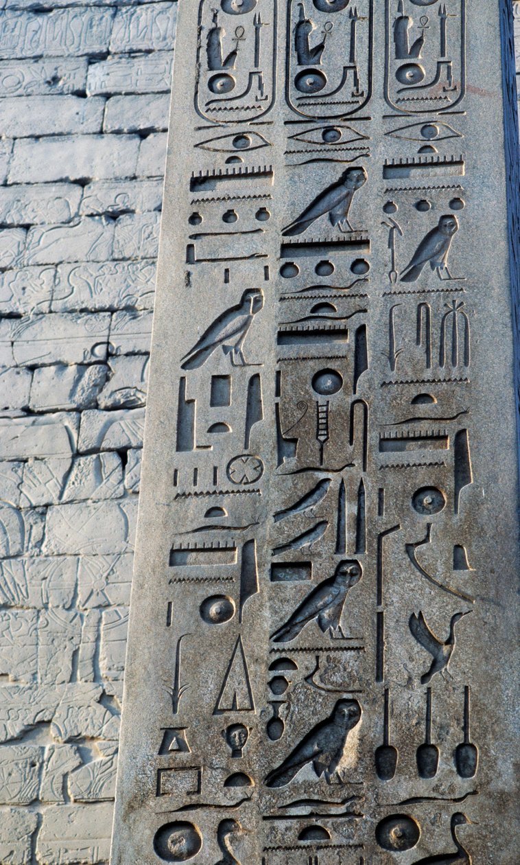 Detail van roze granieten obelisk, hoogte 25 meter, in opdracht van Ramses II, Tempel van Amon, Karnak Tempelcomplex, Luxor, Thebe (Unesco Werelderfgoedlijst) door Egyptian 19th Dynasty