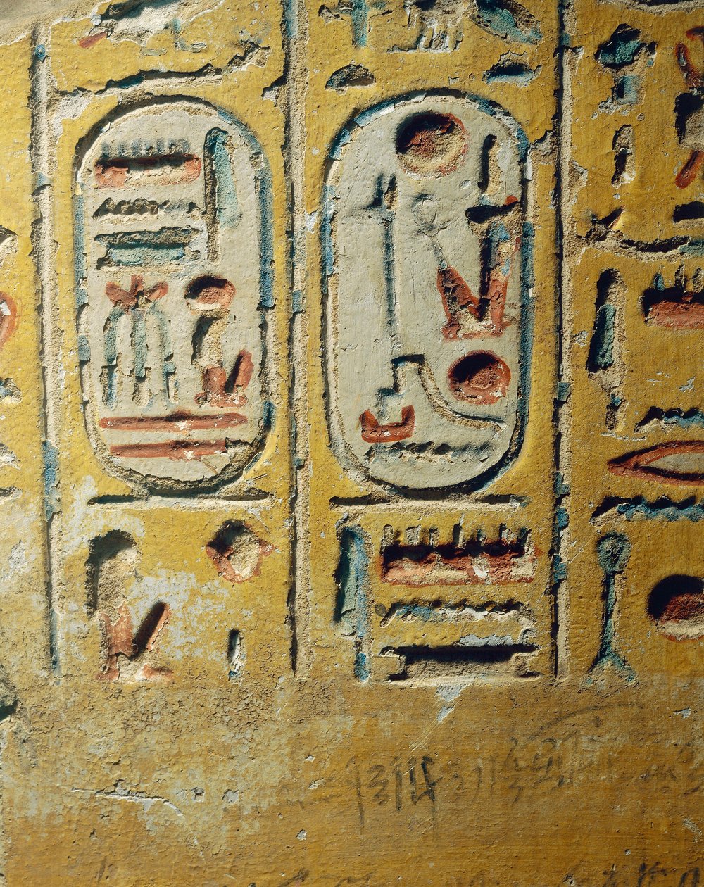 Luxor, Oude Thebe, Assasif Vallei, muurschildering van tempel gebouwd door Ramses II met cartouches van de Farao door Egyptian 19th Dynasty
