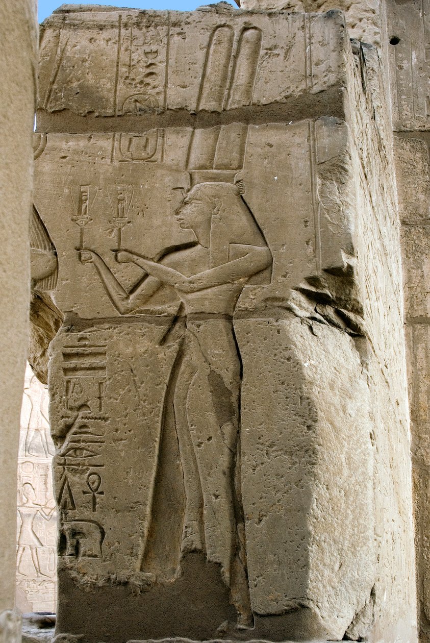 Egyptische antiquiteit: detail van reliëfs die de godin Hathor voorstellen met sistrums in haar handen, Funeraire Tempel gewijd aan Farao Ramses II (1279-1213 v.Chr.), site van Ramasseum (Ramesseum) in Luxor, Egypte. door Egyptian 19th Dynasty