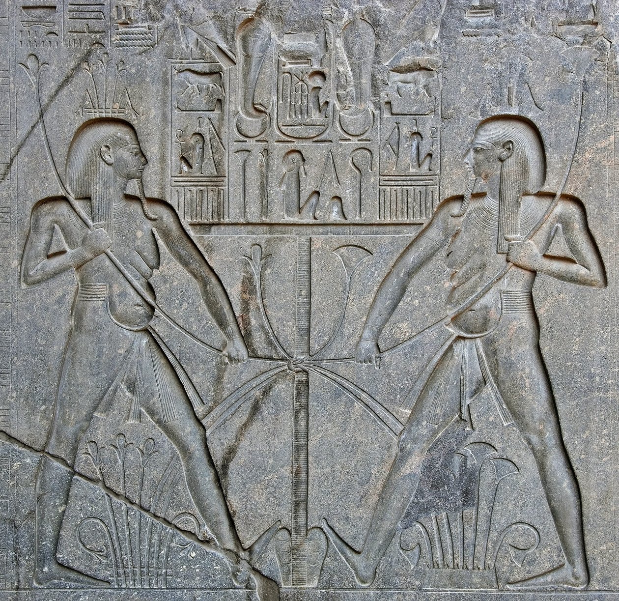 Egyptische oudheid: detail van de basis van het standbeeld van farao Ramses II (1292-1186 v.Chr.) dat de vereniging van Opper- en Neder-Egypte voorstelt. Tempel van Luxor. Oostelijke oever (Thebe), Egypte door Egyptian 19th Dynasty