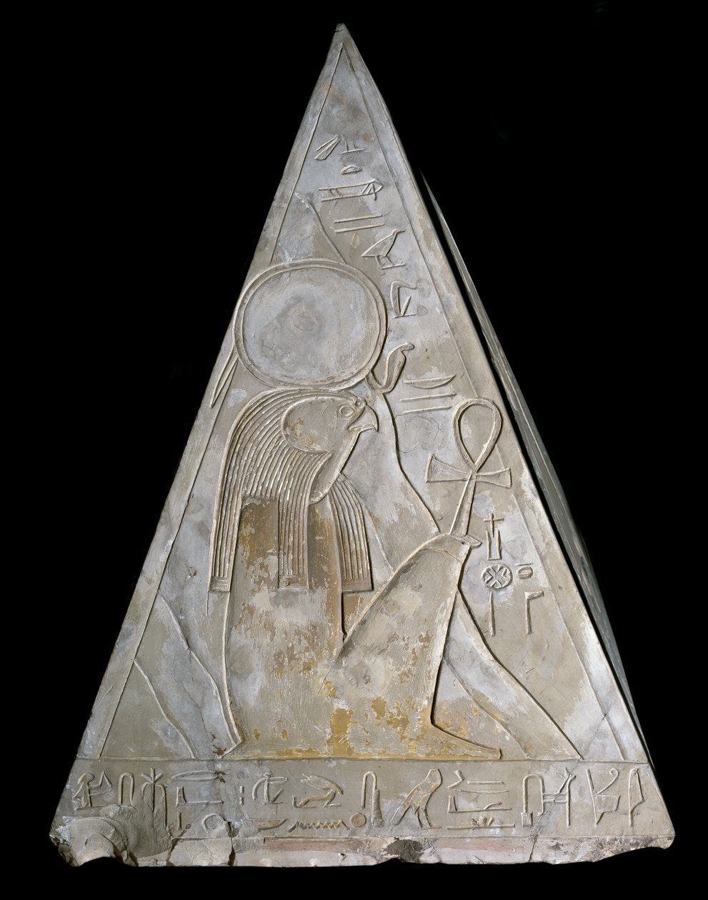 Egyptische antiquiteit: piramidepunt van de kapel van Ramose gedecoreerd met de voorstelling van Re-Atum (Re Atum of Ra-Atum of Ra Atum of Re Toum) godheid van de ondergaande zon. 19e dynastie (1295-1190 v.Chr.) Deir el Medineh Dim. h. 70 cm Turijn Egyptis door Egyptian 19th Dynasty