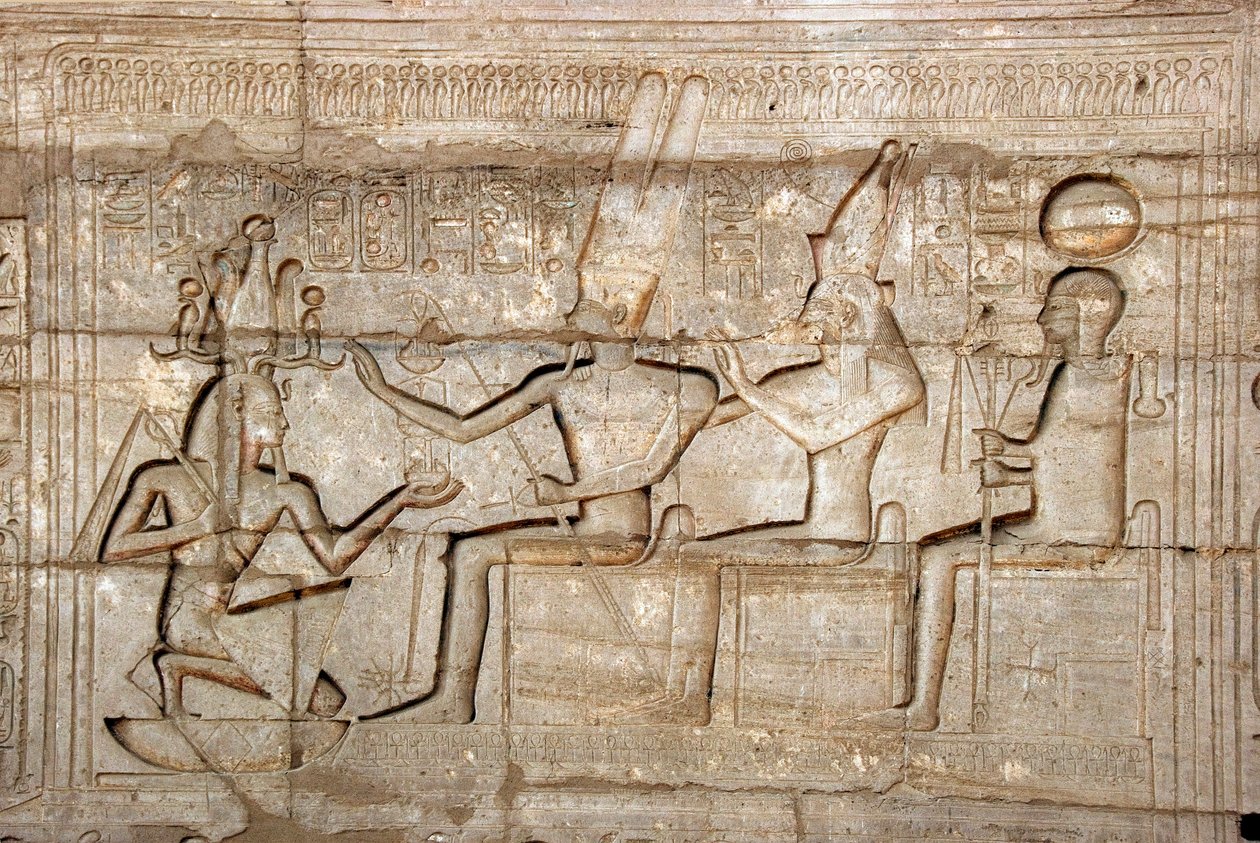 Egyptische oudheden: reliëf dat farao Ramses II voorstelt voor de godheden van de Thebaanse triade, Amon, Mut en Khonsu; Dodentempel gewijd aan farao Ramses II (1279-1213 v.Chr.), site van Ramasseum in Luxor, Egypte door Egyptian 19th Dynasty