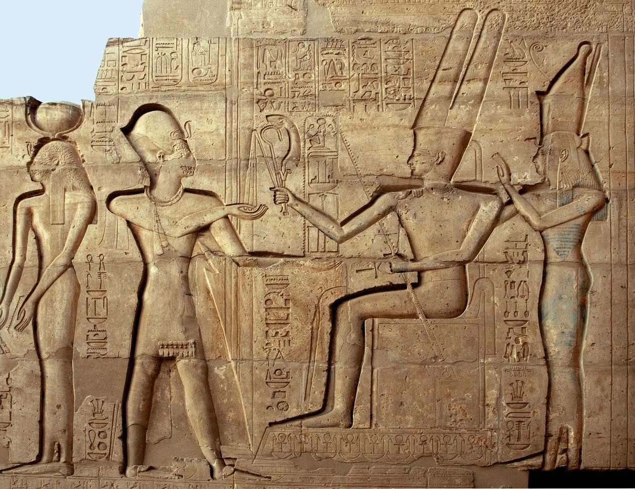 Egyptische oudheid: reliëf dat Farao Ramses II voorstelt voor twee van de godheden van de Thebaanse triade, Amon en Moet; Begrafenistempel gewijd aan Farao Ramses II (1279-1213 v.Chr.), locatie van Ramasseum in Luxor, Egypte. door Egyptian 19th Dynasty