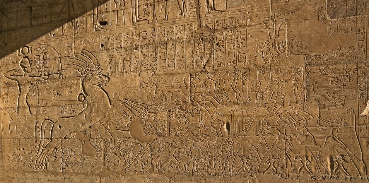 Egyptische oudheden: uitzicht op de reliëfs die de heldendaden van Ramses II tijdens de Slag bij Qadesh in 1274 v.Chr. vieren, funerair tempel gewijd aan farao Ramses II door Egyptian 19th Dynasty