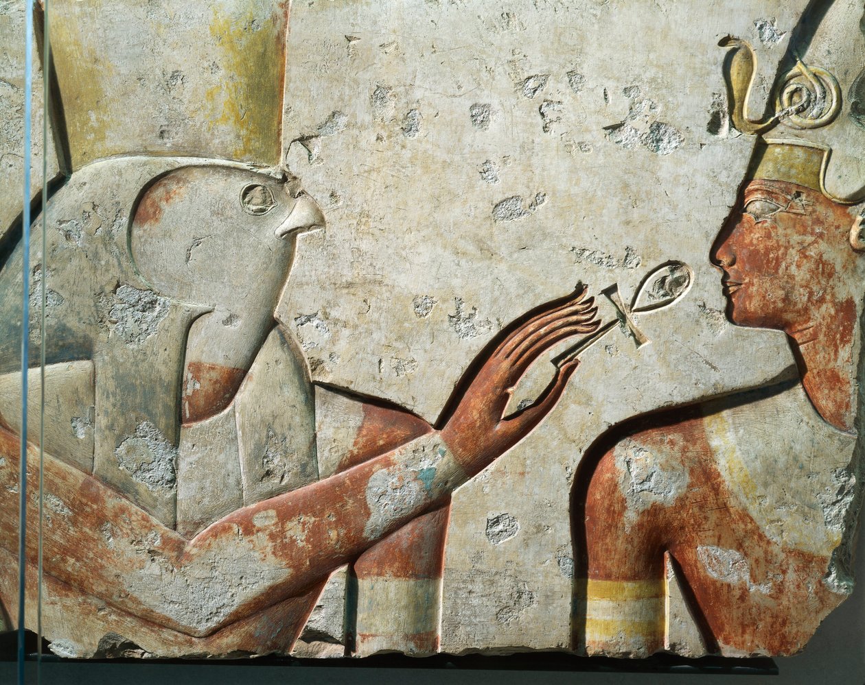 Valkgod Horus en Ramses II tijdens de mondopeningsceremonie, bas-reliëf, van kleine tempel gebouwd door farao in Abydos. door Egyptian 19th Dynasty