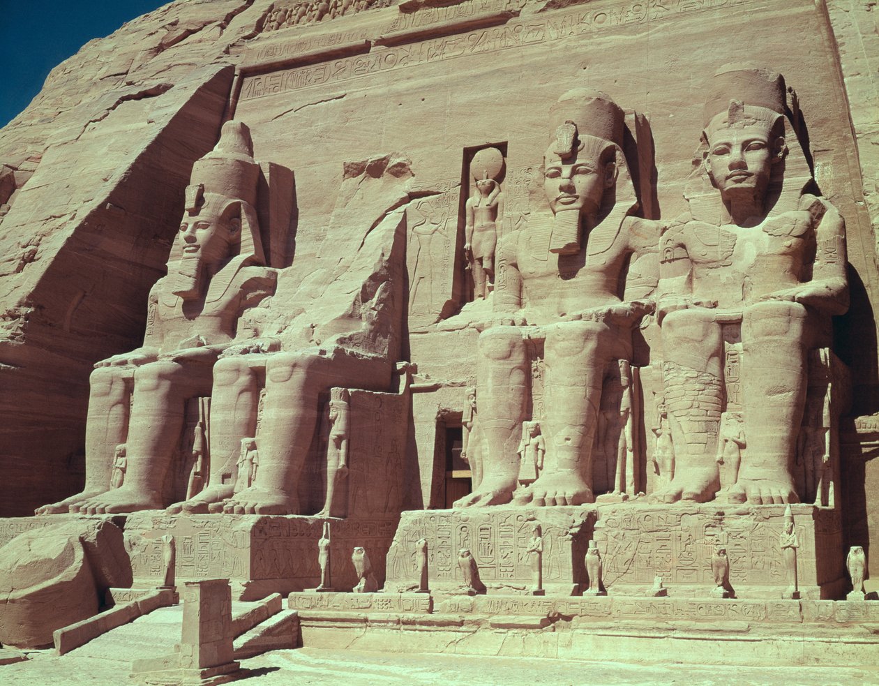 Vier kolossale figuren van de koning, uit de Tempel van Ramses II, Nieuwe Koninkrijk, c.1279-1213 v.Chr. door Egyptian 19th Dynasty