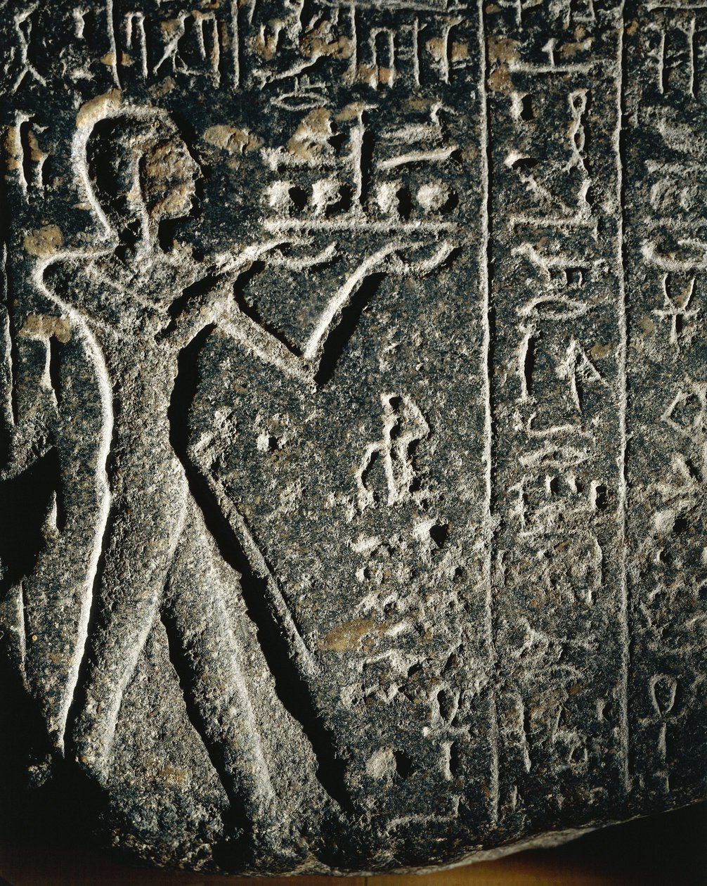 Granieten standbeeld van prins Merneptah in aanbidding, gewijd aan god Ptah door Egyptian 19th Dynasty