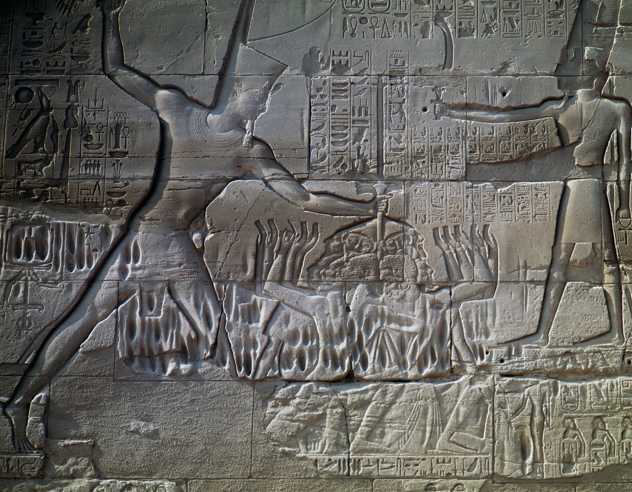 Libische gevangenen, reliëf, buitenmuur van de Grote Hypostyle Hal, Tempel van Amon, Karnak Tempelcomplex (Unesco Werelderfgoedlijst) door Egyptian 19th Dynasty