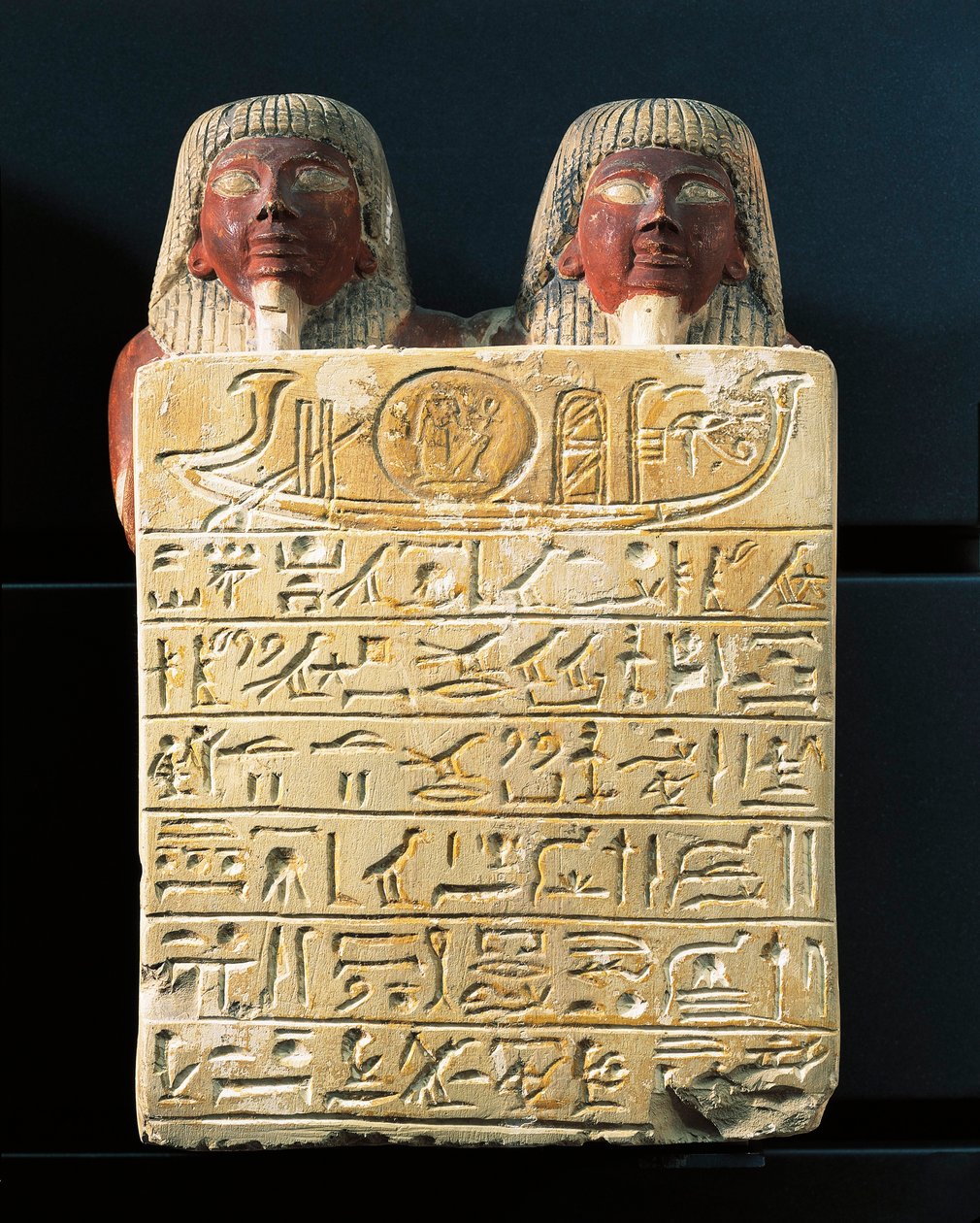 Kalkstenen stèle van Dydy en zijn zoon Pendua, meester-timmerlieden, die een hymne aan de zonnegod Ra aanbieden, uit Deir el-Medina door Egyptian 19th Dynasty