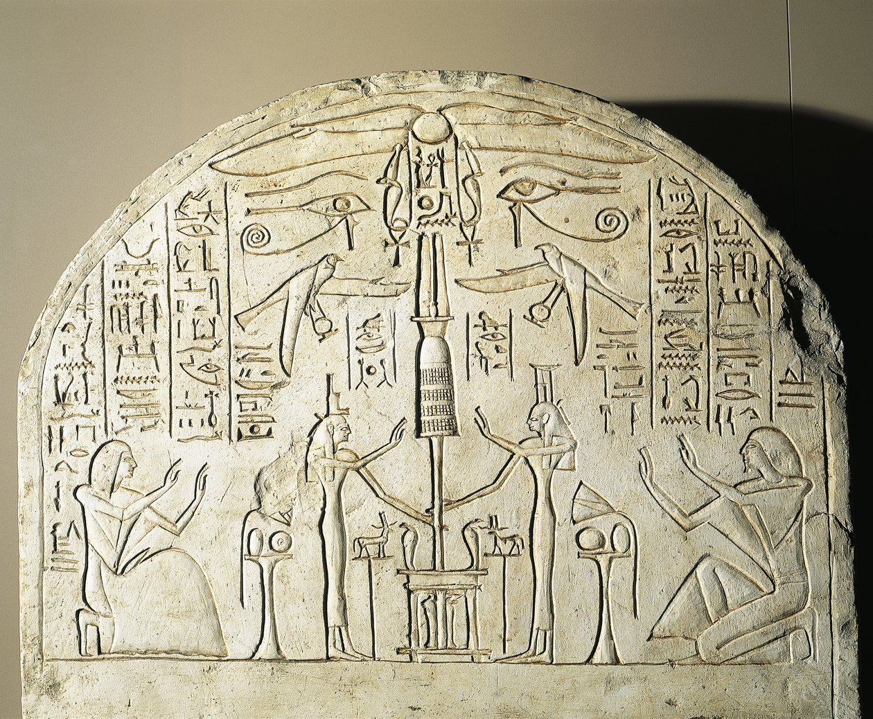 Kalkstenen stèle van Perinefer, met Isis en Neftis die een fetisj aanbidden die Osiris vertegenwoordigt, uit Abydos, Regering van Ramses II door Egyptian 19th Dynasty