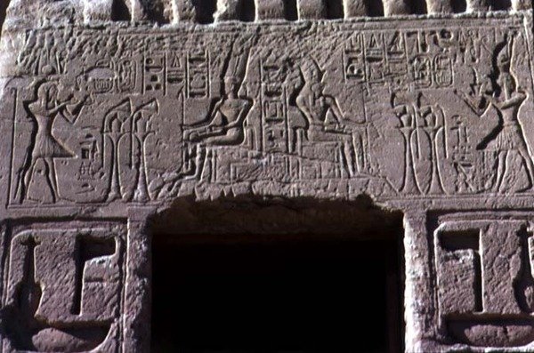 Latei boven de ingang van de Tempel van Koningin Nefertari, Nieuwe Koninkrijk, c.11250 v.Chr. door Egyptian 19th Dynasty