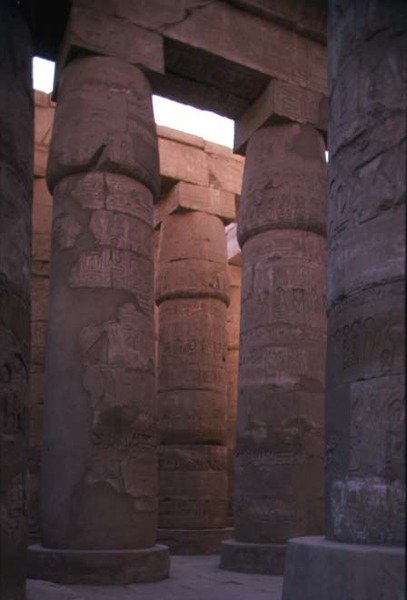 Papyruskolommen met knopkapitelen in de Hypostyle Hal van de Tempel van Amon, Nieuwe Koninkrijk door Egyptian 19th Dynasty