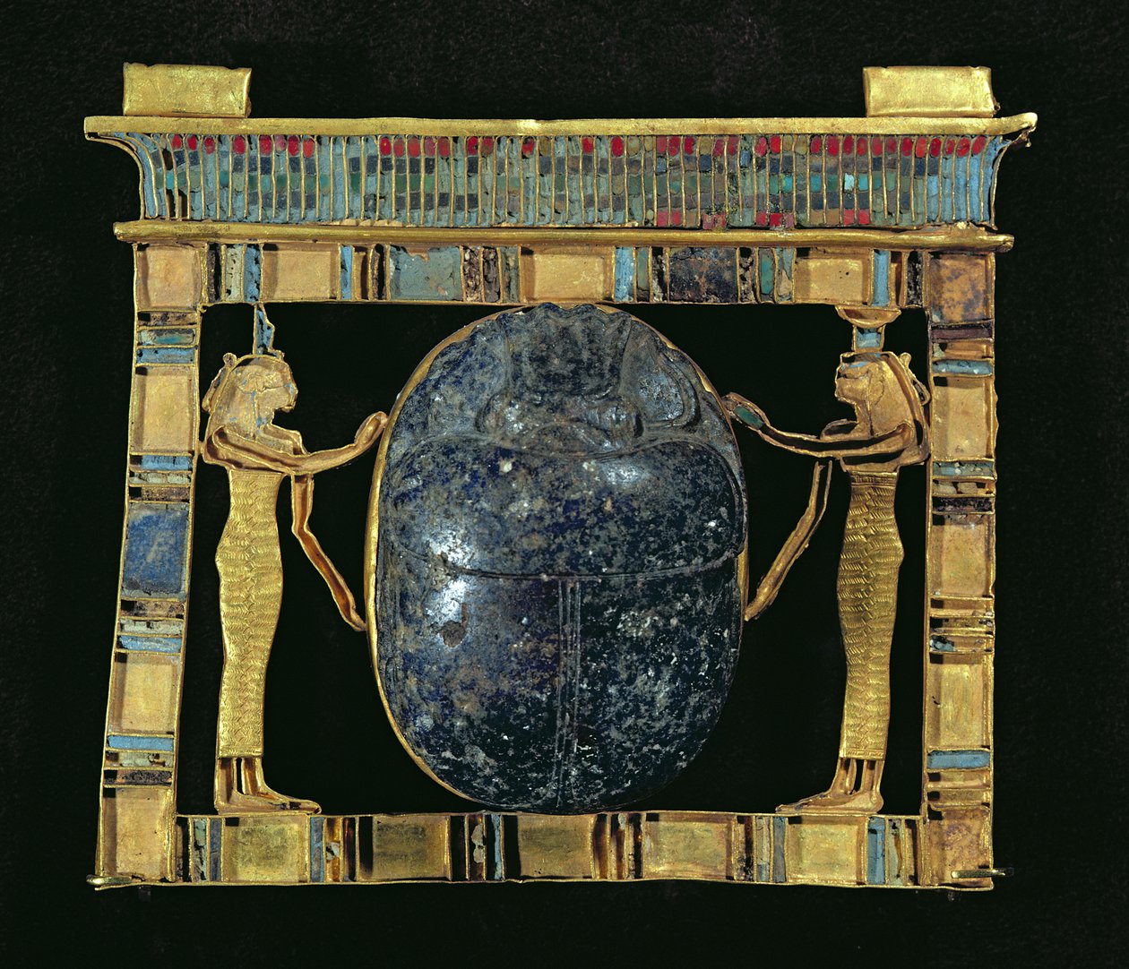 Pectorale van de vizier, Paser, met een scarabee geflankeerd door de godinnen Isis en Nephthys, uit het Serapeum in Memphis, Nieuwe Koninkrijk door Egyptian 19th Dynasty