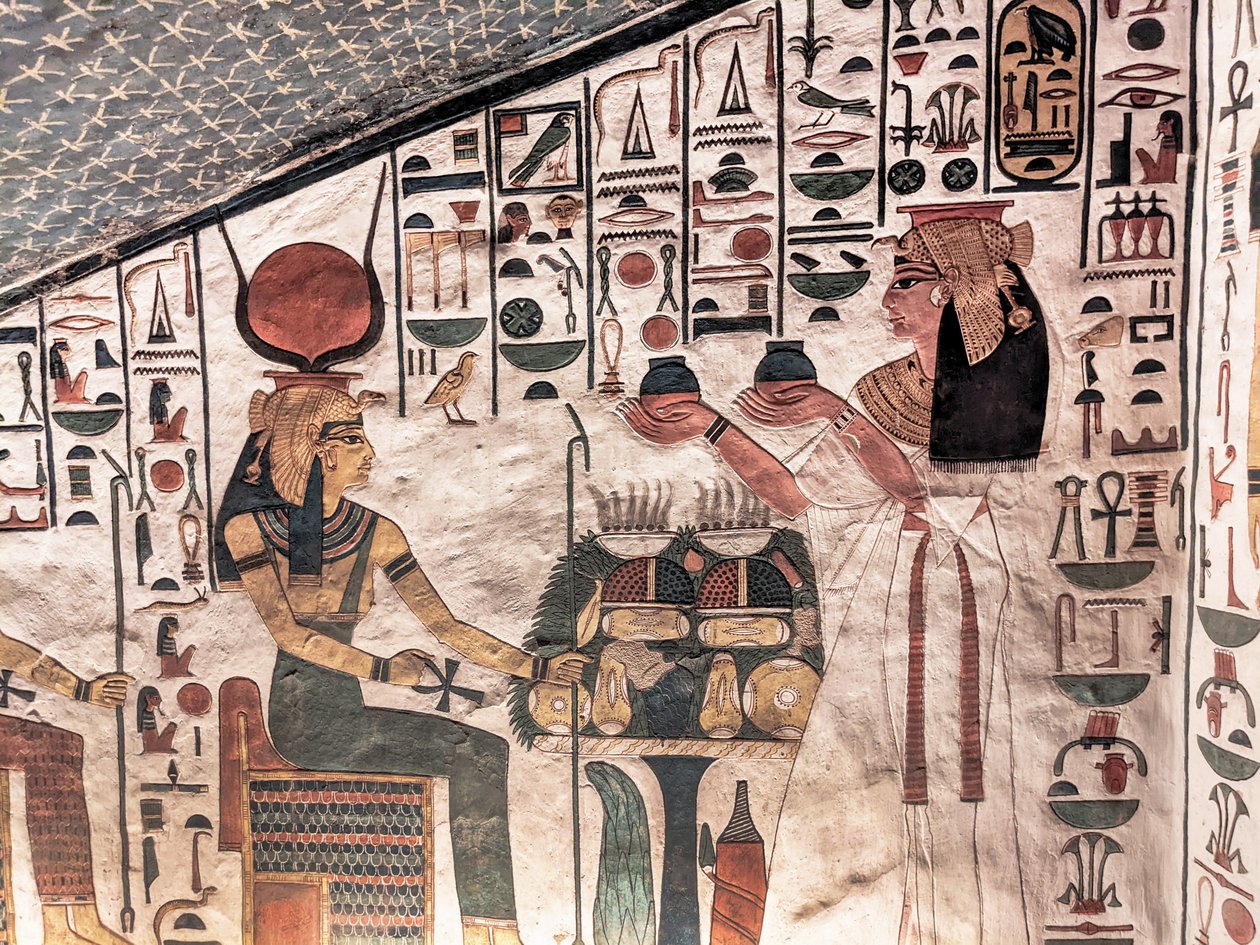 Koningin biedt rituele vazen aan door Egyptian 19th Dynasty