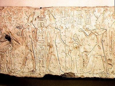Reliëf met Ramses II (1279-1213 v.Chr.) die rituele offers brengt aan de familie van Osiris, detail van de rechterkant met Ramses die twee flessen wijn aanbiedt aan Horus, uit Abydos, Nieuwe Rijk door Egyptian 19th Dynasty
