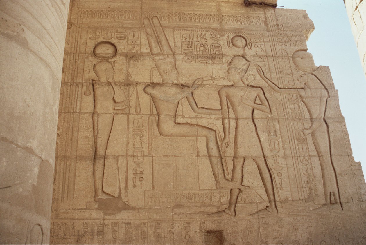 Reliëf dat de leeuwin-hoofdige godin Mut toont die Ramses II presenteert aan een gezeten Amon, die hem een ankh geeft, uit de Grote Hypostyle Hal, Nieuwe Koninkrijk door Egyptian 19th Dynasty