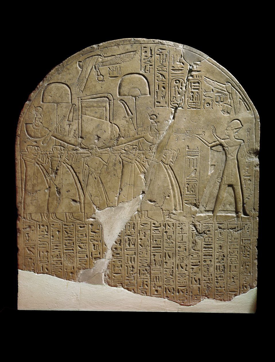 Stèle gewijd aan Isis door de opzichter van de werken in de tempels van Ramses II in Koptos, die de koning toont die wierook aanbiedt aan de heilige boot van Isis, gedragen door priesters door Egyptian 19th Dynasty