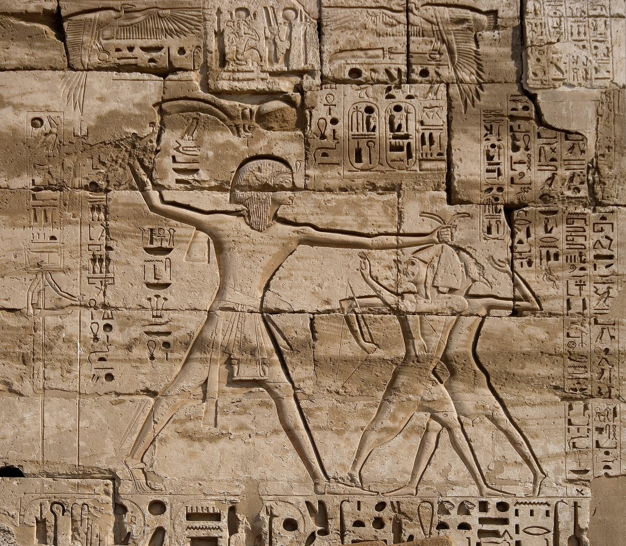 Egyptische antiquiteit: detail van reliëfs die de overwinningen van de Farao over de volkeren van de zee vieren. Begrafenistempel van Ramses III (1187-1156 v.Chr.). Luxor, Medinet Habou, Egypte door Egyptian 20th Dynasty