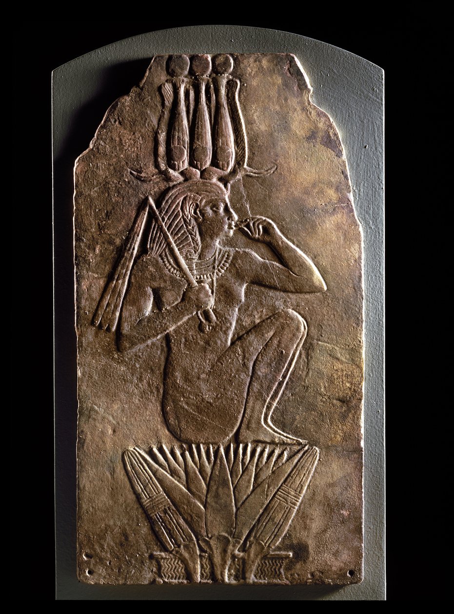 Plaquette van Iuput II als kind-god die uit een lotusbloem tevoorschijn komt (faience) door Egyptian 23rd Dynasty
