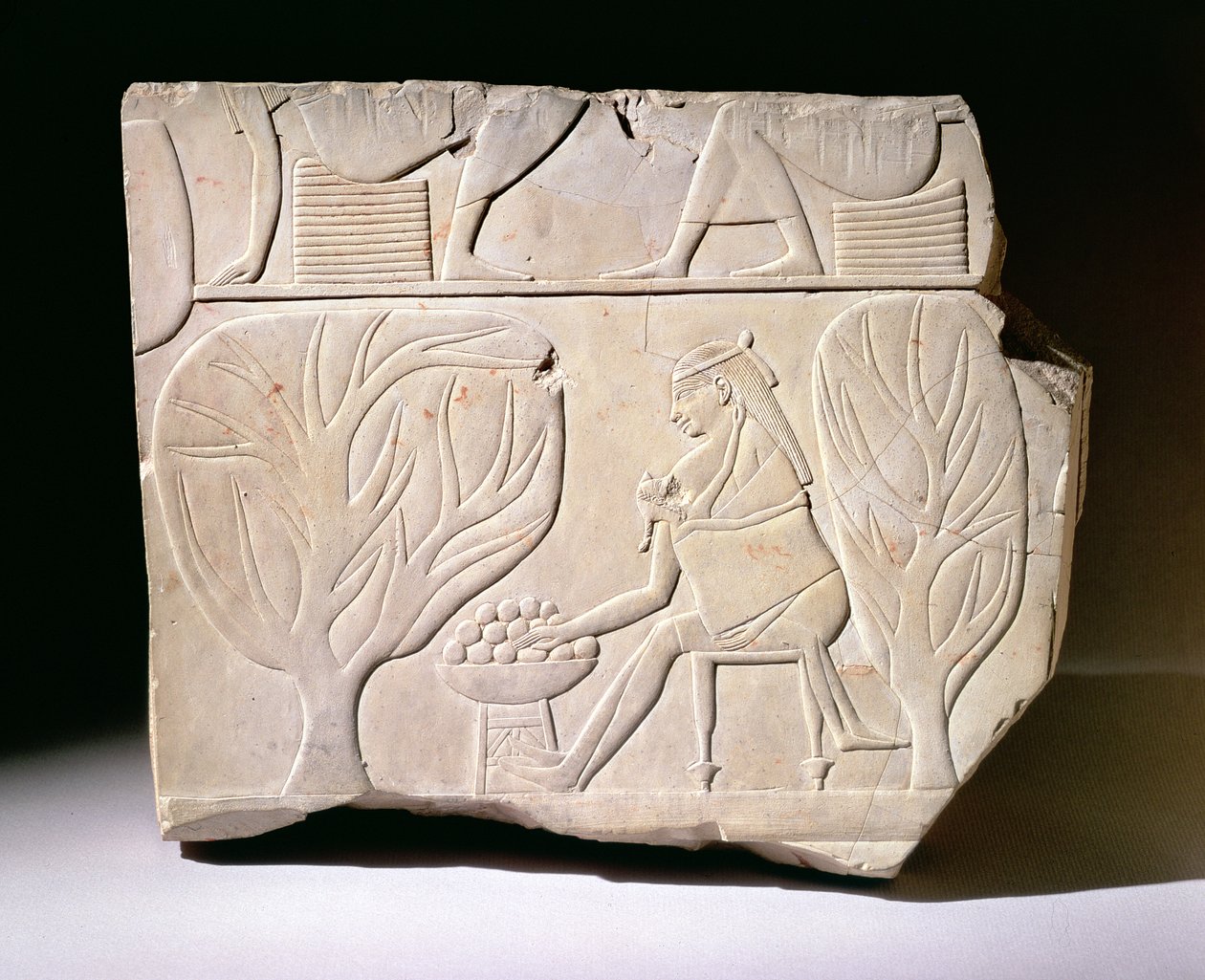 Reliëf van een Vrouw met kind die reikt naar een sycamore vijg, uit het Graf van Montuemhat, West-Thebe, Late Periode door Egyptian 25th Dynasty