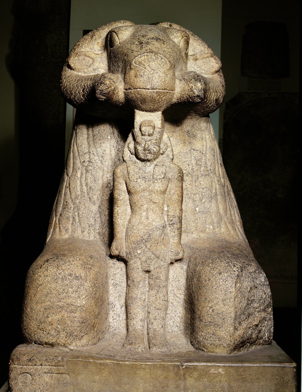Standbeeld van Amon in de vorm van een ram die koning Taharqa beschermt, 690-664 v.Chr. door Egyptian 25th Dynasty