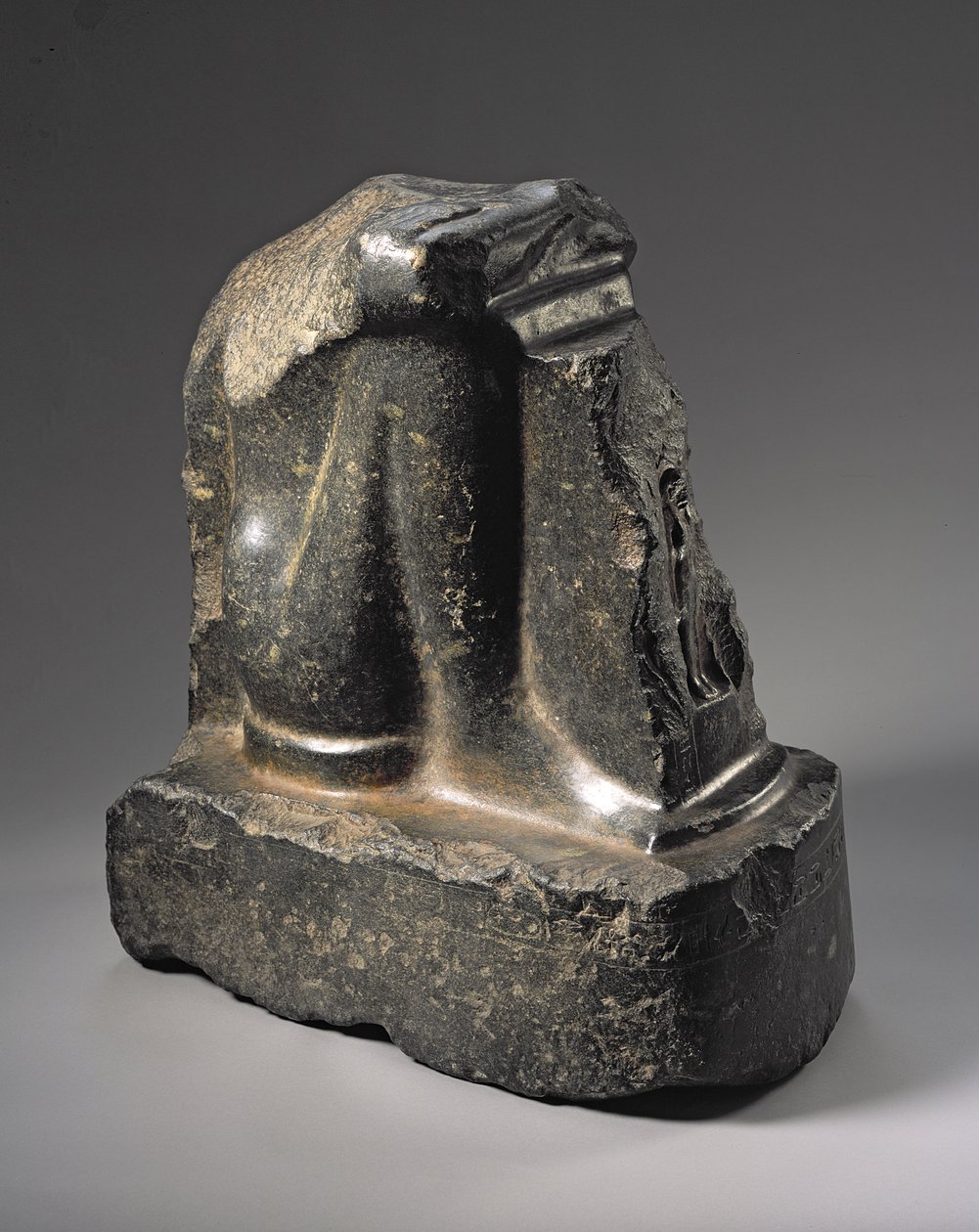 Fragment van een naofore standbeeld, Late Dynastieke Periode (basalt) door Egyptian 26th Dynasty