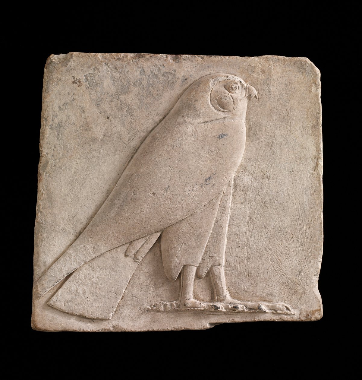 Plaquette met een valk, waarschijnlijk de god Horus, 26e Dynastie of Saïtische periode, 664-525 v.Chr. of later kalksteen door Egyptian 26th Dynasty