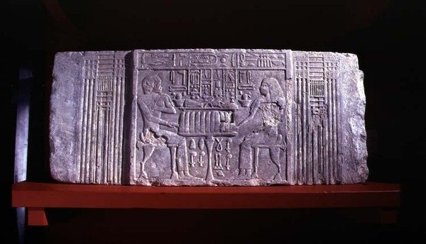 Kroonlijst van een valse deur uit een mastaba-graf met de graf eigenaar Shery, een hoge ambtenaar van Dynastie IV en zijn vrouw Khentetka, Saqqara, Oude Koninkrijk door Egyptian 4th Dynasty