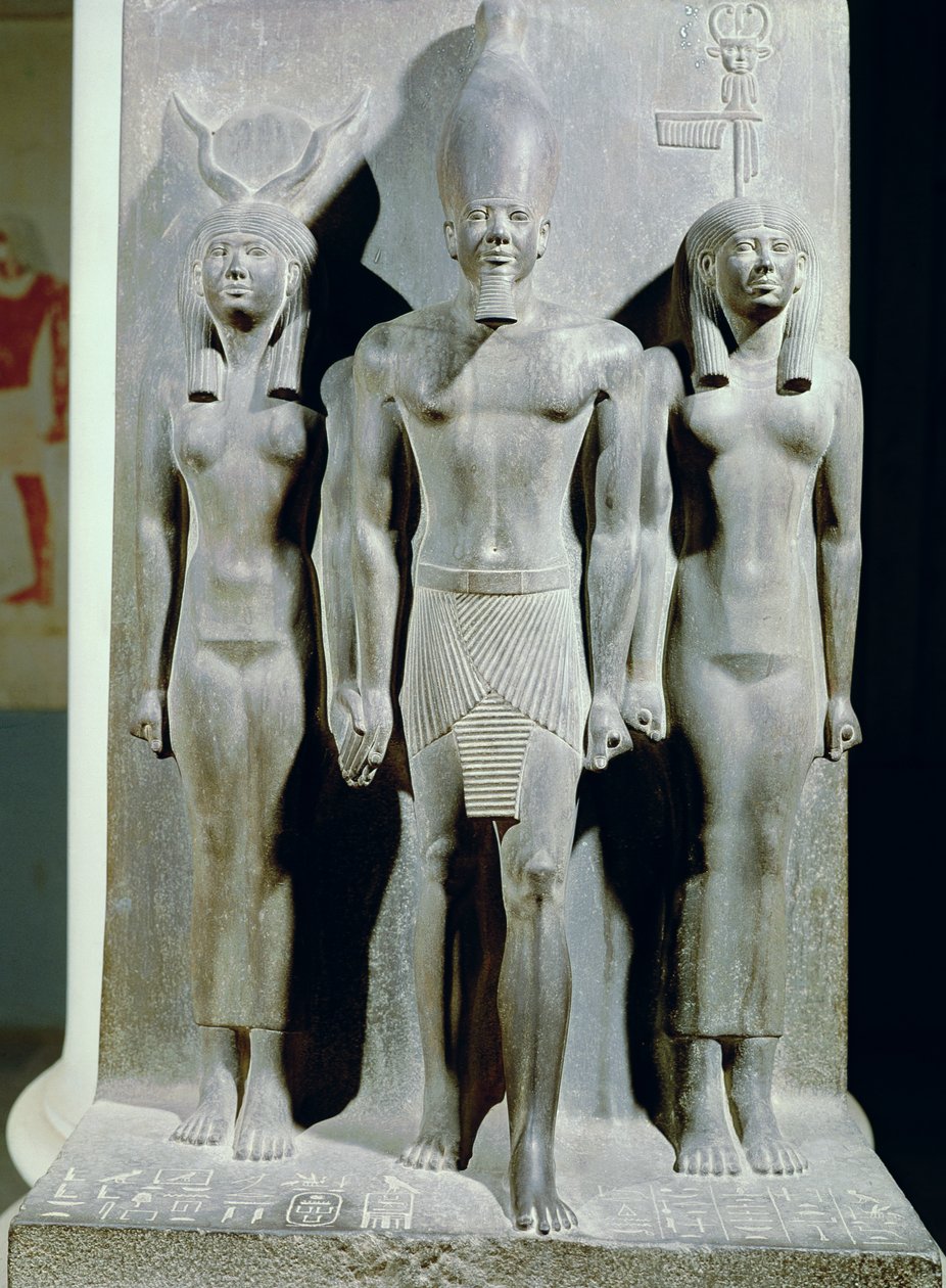 Triade van Menkaure (Mycerinus) met de godin Hathor en de godin van de Aphroditopolis nome, uit de Vallei Tempel van de Piramide van Menkaure in Gizeh, Oude Rijk, ca. 2529 v.Chr. door Egyptian 4th Dynasty