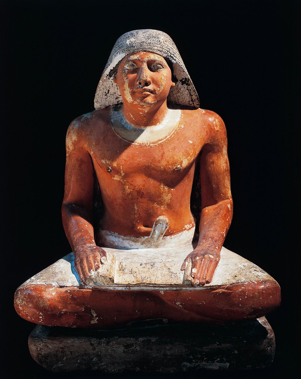 Standbeeld van een zittende schrijver uit de necropolis van Saqqara, 5e dynastie, oud rijk door Egyptian 5th Dynasty