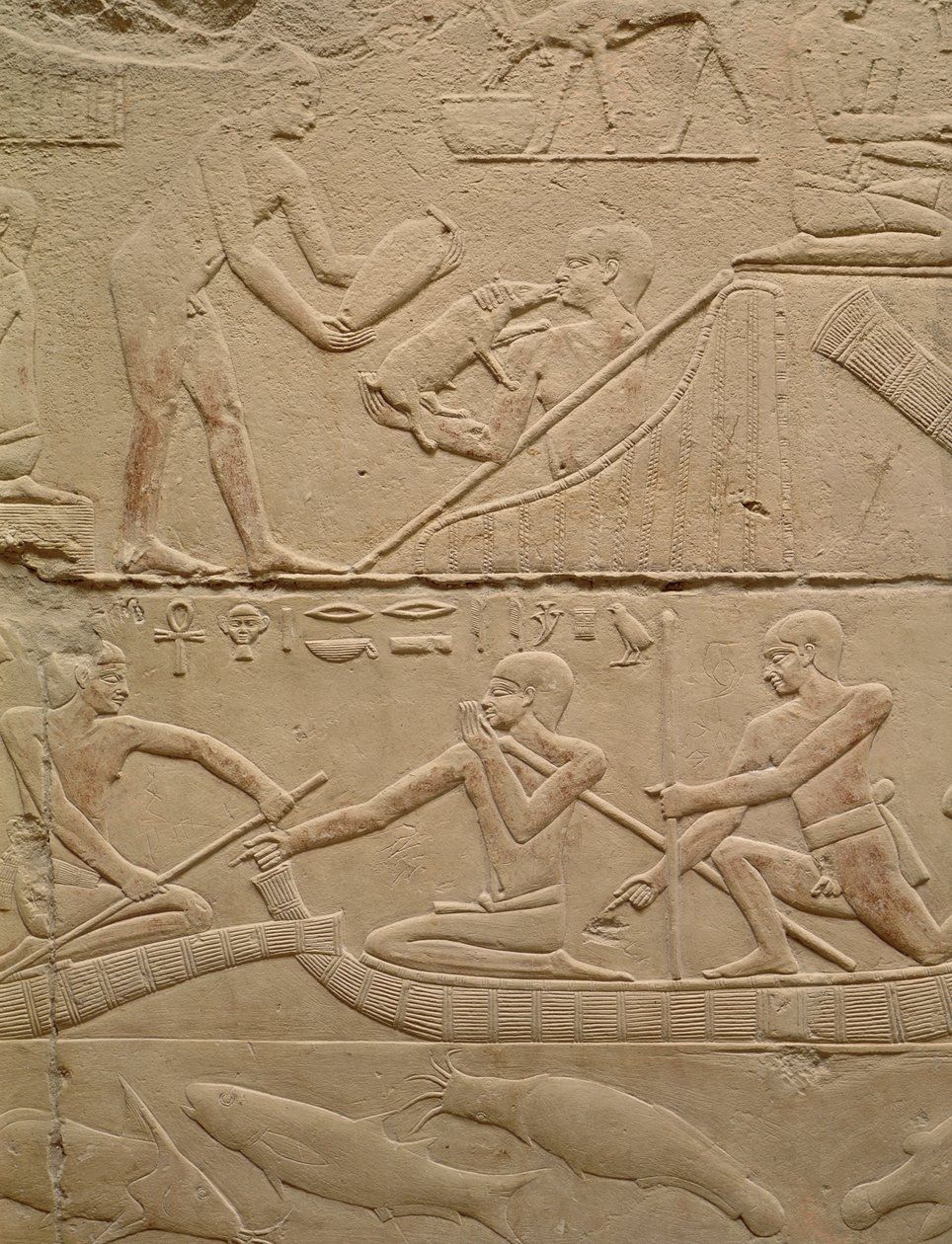 Reliëf van een man die een pasgeboren biggetje verzorgt en mannen in papyrusboten, uit de Mastaba van Kagemni, Oude Rijk door Egyptian 6th Dynasty