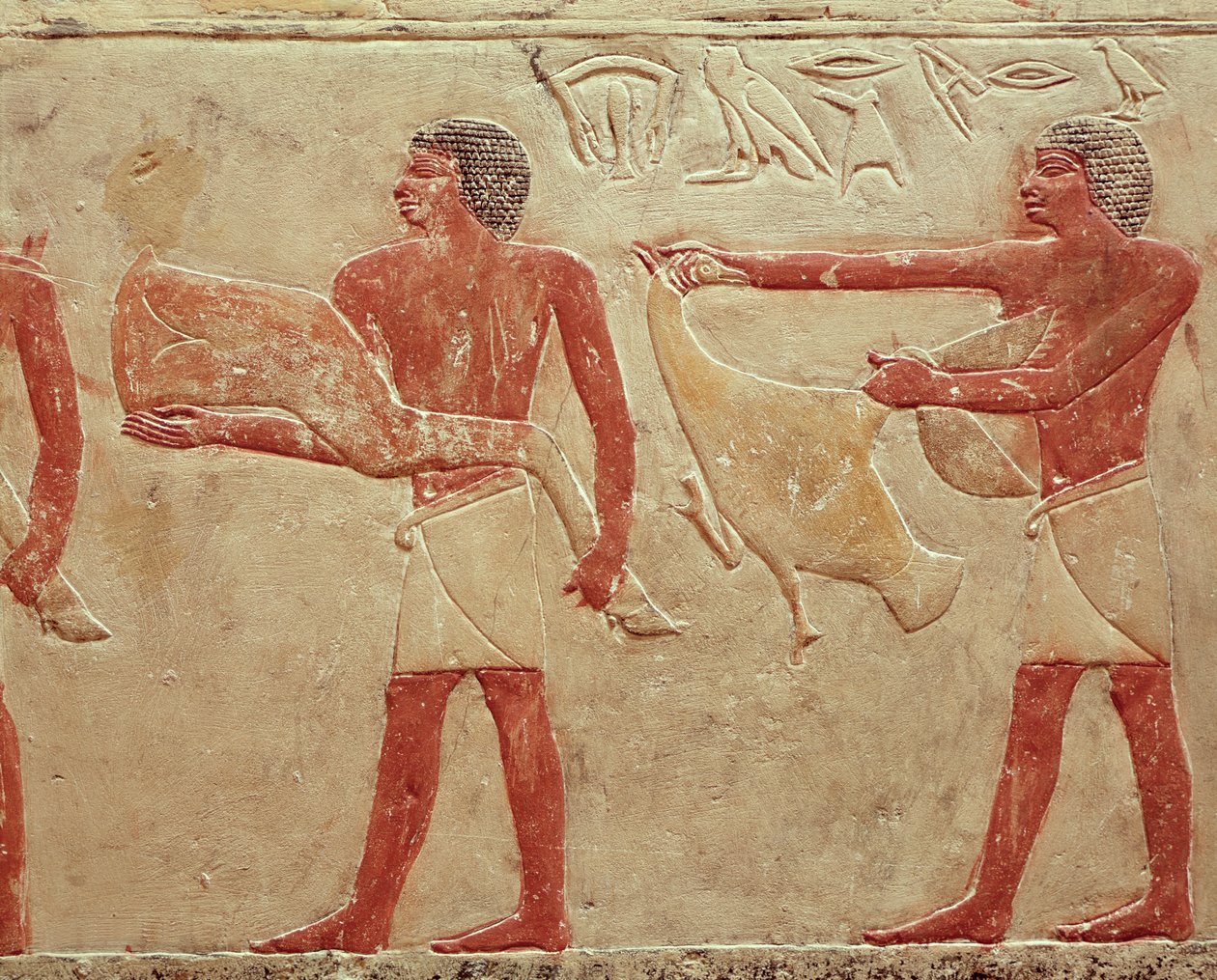 Reliëf met dienaren die een stuk rundvlees en een eend dragen, uit het graf van prinses Idut door Egyptian 6th Dynasty