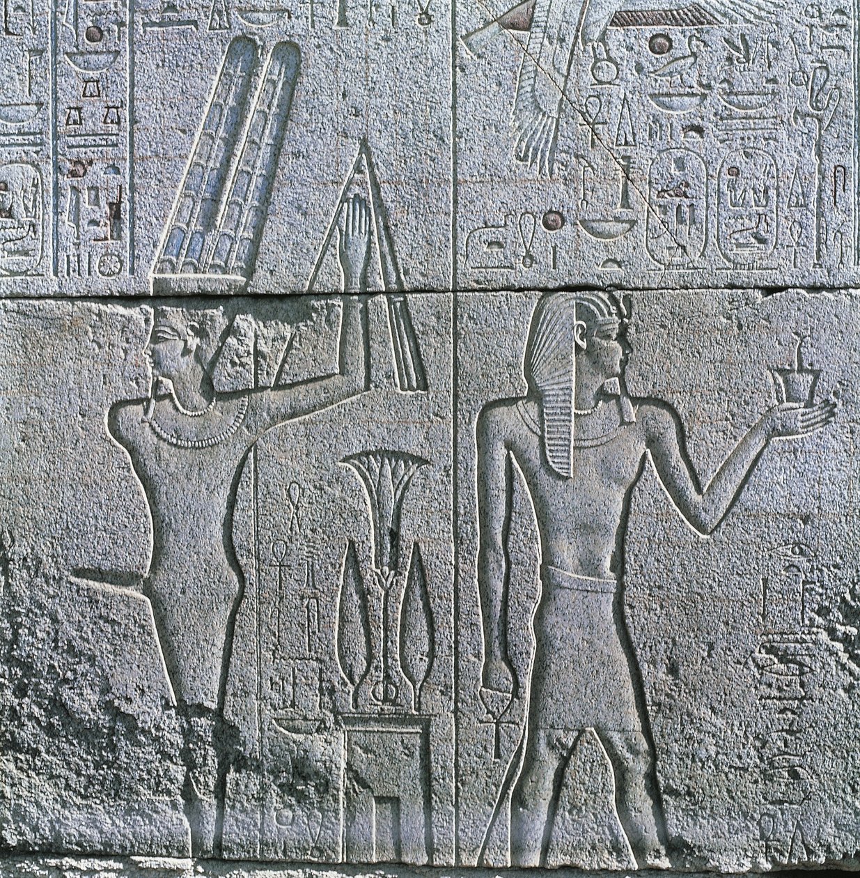 Egypte, Oud Thebe, Luxor, Karnak, reliëf van god Min en Philip III Arrhidaeus in de Grote Tempel van Amon door Egyptian Egyptian